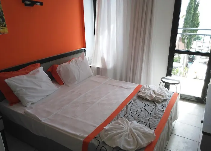 Cemre 图尔古特雷斯